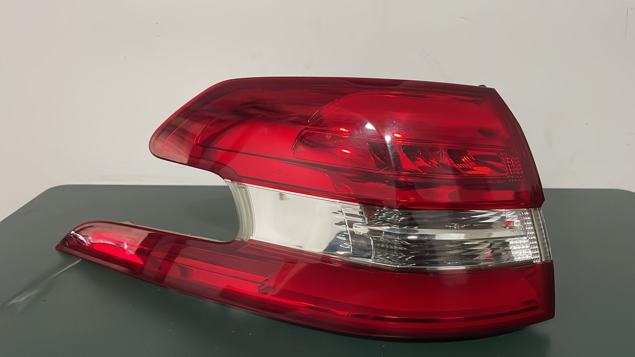 Farolim Trás Painel Esquerdo – Peugeot 308 II SW 2013»2021 – Ref. 9678093980
