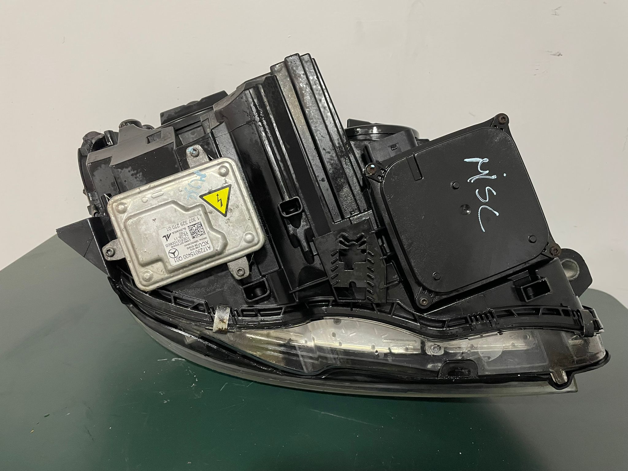Ótica Bi-Xénon LED (DRL) Frente Esquerda – Mercedes C W204 2011»2015 – Ref. A2048204539