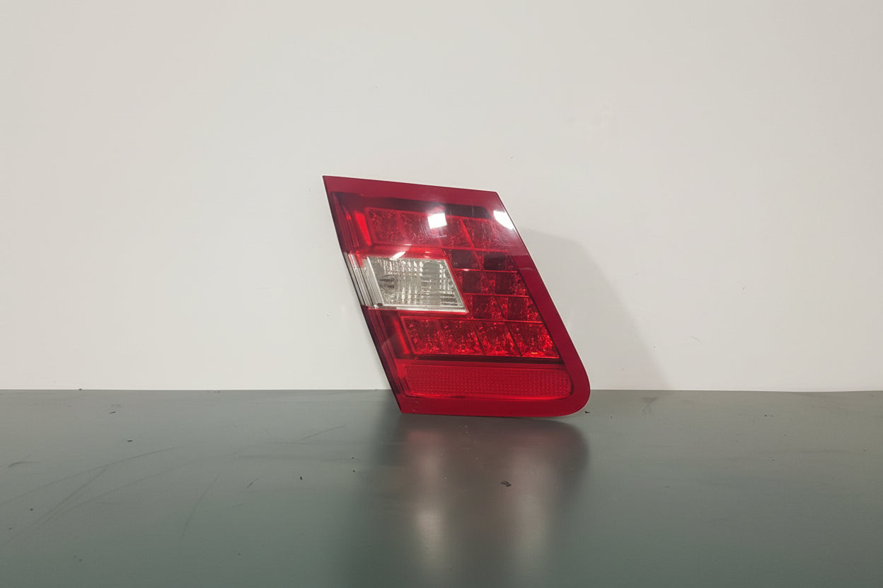 Farolim Traseiro Direito (Tampa da Mala) – Mercedes-Benz Classe E 250 CDI W212 (2009/2016) A2129060258R