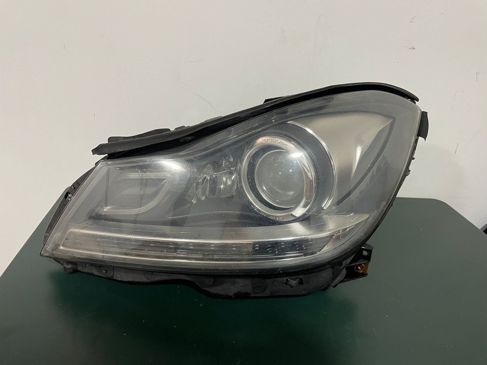 Ótica Bi-Xénon LED (DRL) Frente Esquerda – Mercedes C W204 2011»2015 – Ref. A2048204539