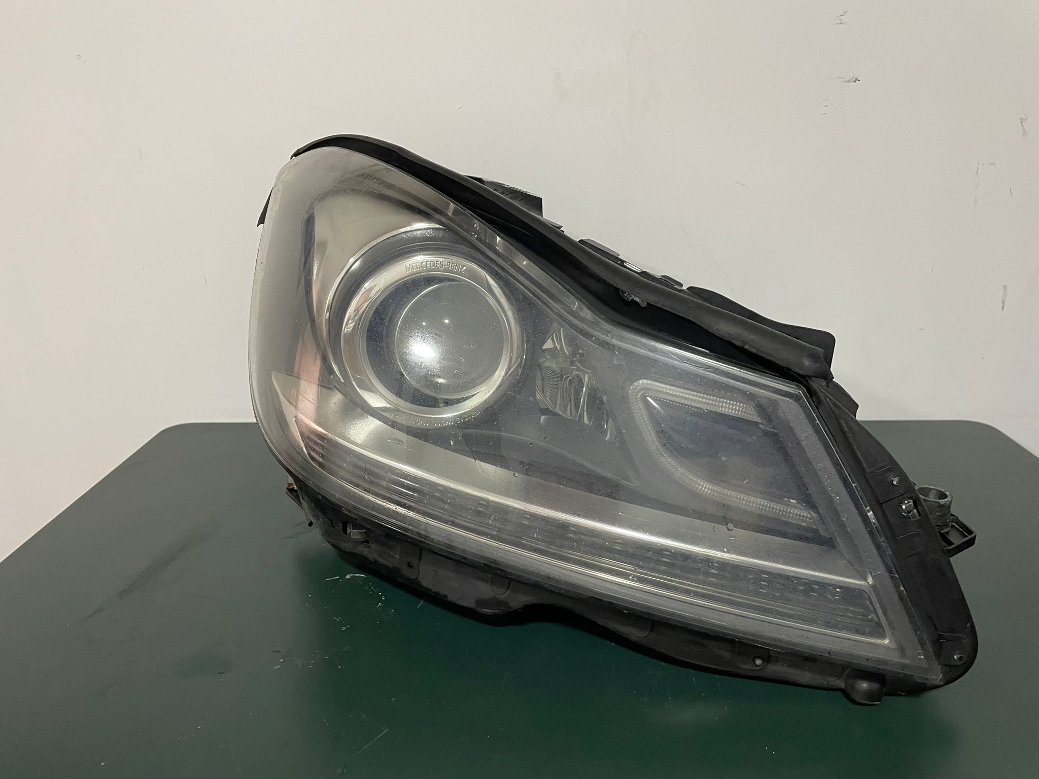 Ótica Bi-Xénon LED (DRL) Frente Direita – Mercedes C W204 2011»2015 – Ref. A2048204639