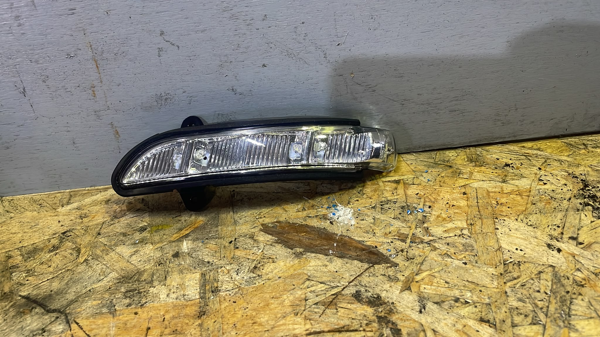 Pisca do Espelho Esquerdo – Mercedes-Benz Classe E (W211/S211) / CLS (C219) – Ref. A2198200521