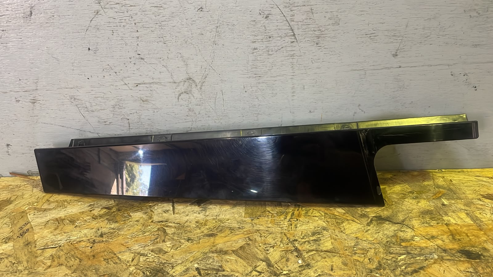 Moldura da Porta Traseira Esquerda – BMW Série 3 (F30 / F80) 2011»2018 – Ref. 51357263379