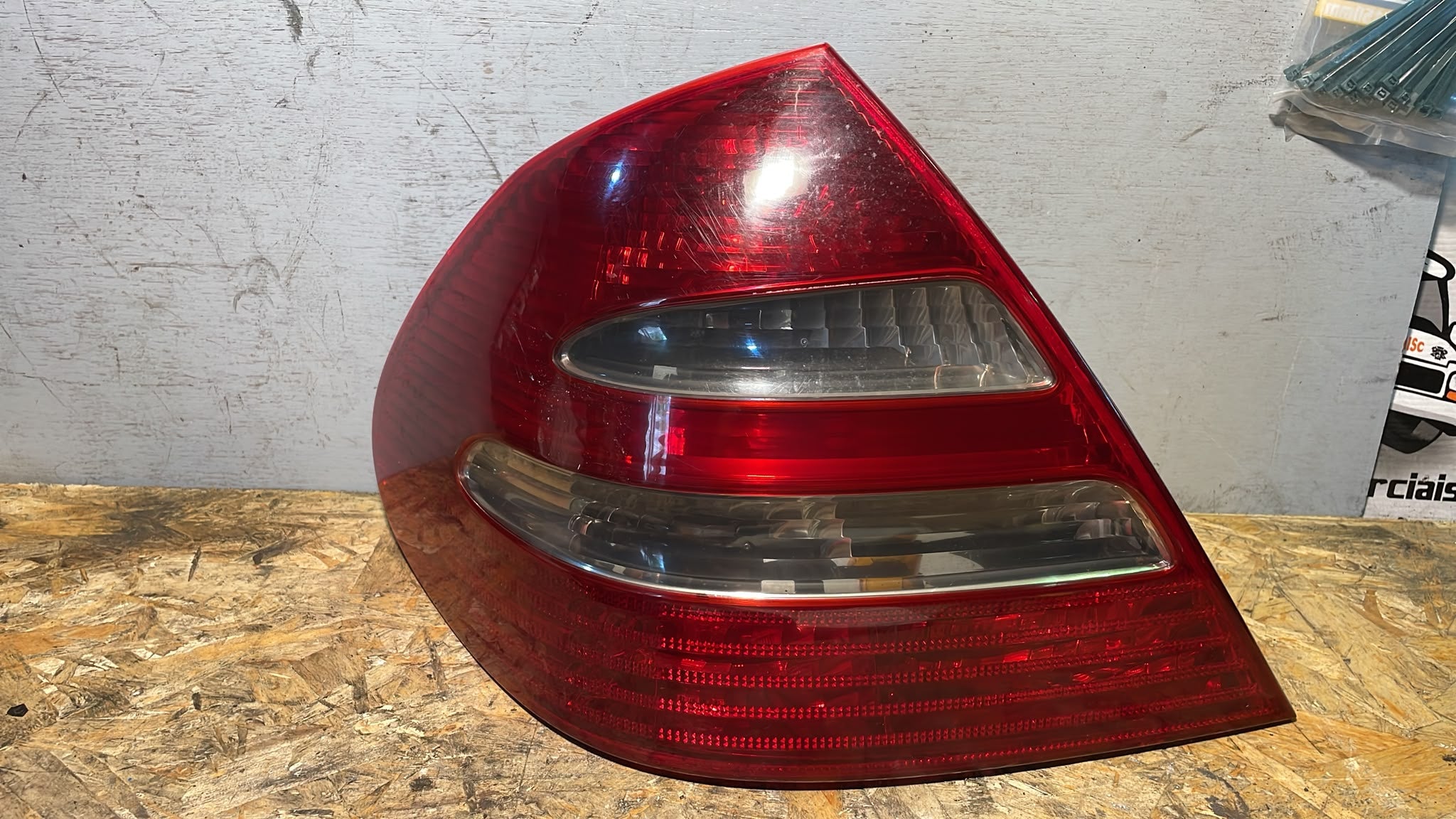Farolim Traseiro Esquerdo – Mercedes-Benz Classe E W211 Berlina 2003»2009 – Ref. A2118200364