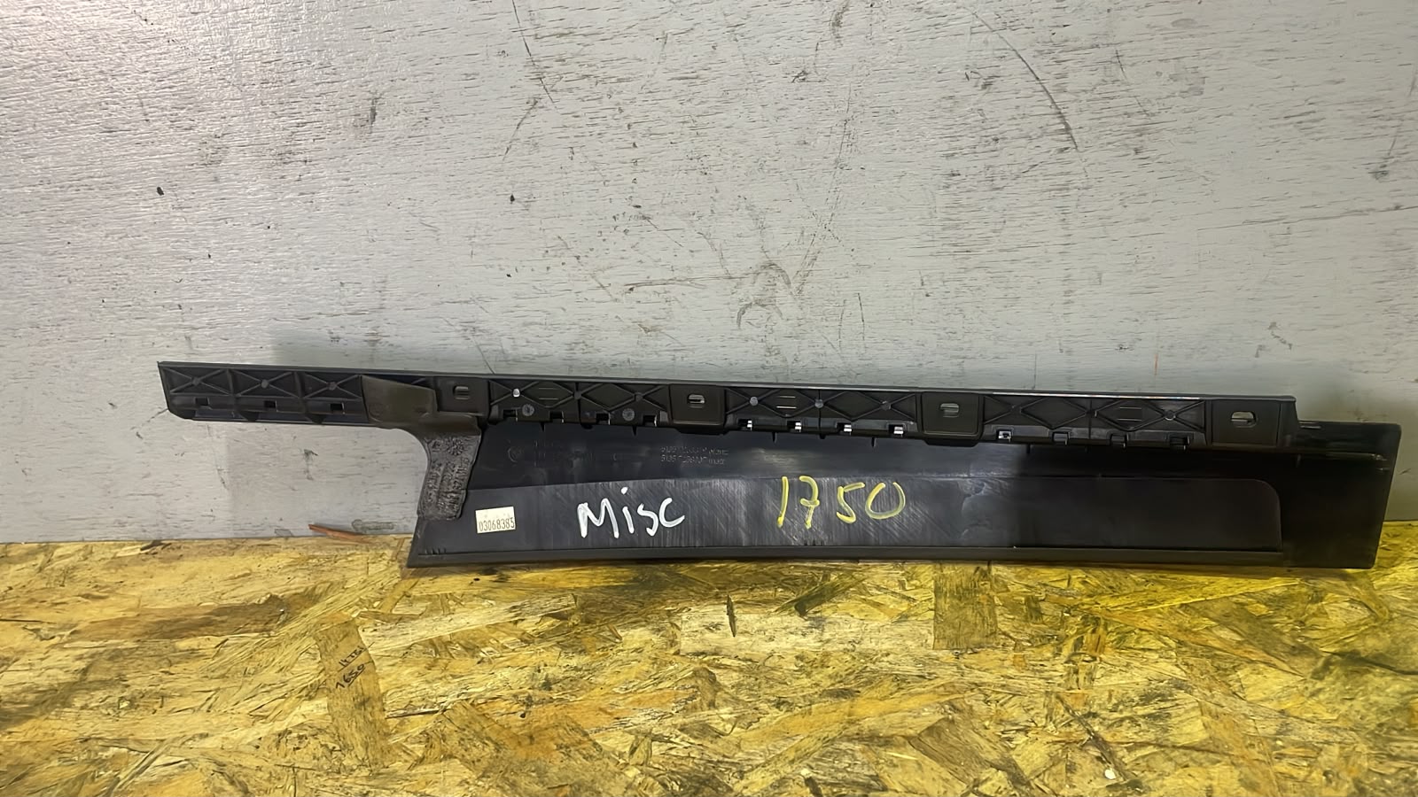 Moldura da Porta Traseira Esquerda – BMW Série 3 (F30 / F80) 2011»2018 – Ref. 51357263379